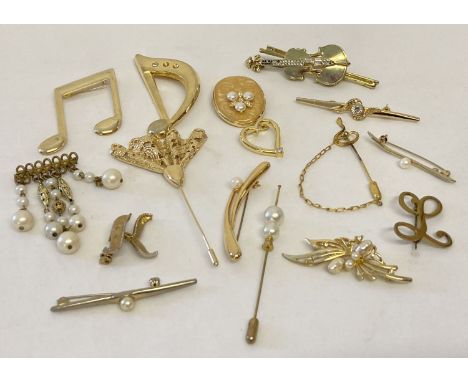 16 vintage and modern gold tone brooches and scarf clips in varying designs. To include faux pearl and stone set. 