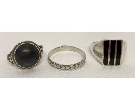 3 silver rings. A band ring with heart decoration, a dress ring set with labradorite and a signet ring set with black onyx. S