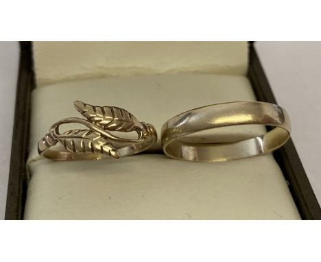 2 9ct gold rings, a wedding band together with a double leaf design ring. Ring sizes P½ and K½. Total weight approx. 2.2g.