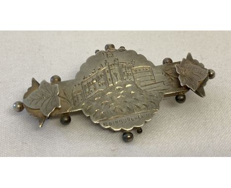 A vintage silver sweetheart brooch depicting Edinburgh Castle, with ivy leaf detail. Hallmarked to reverse for Payton, Perrer