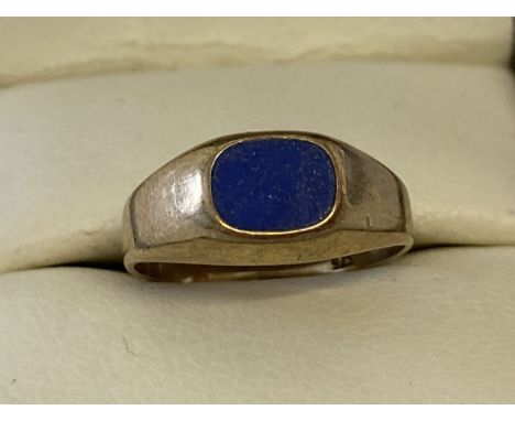 A vintage 9ct gold signet ring set with lapis lazuli. Hallmarked to inside of band. Ring size K½. Total weight approx. 1.6g.