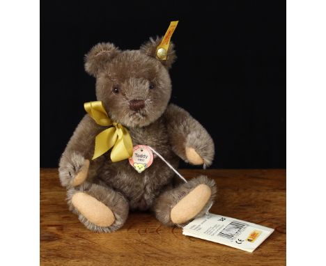 Steiff (Germany) 029943 teddy bear, 1960 replica, trademark Steiff button to ear with red and yellow tag, 18cm high, unboxed 