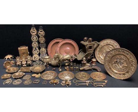 Metalware - a brass heavy gauge model of a horse and carriage; horse brasses; models and figures; qty 