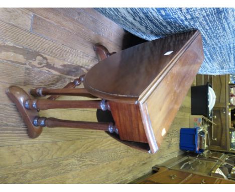 A Victorian style mahogany Sutherland table, the oval top on turned supports and bracket feet, 75.5cm wide, 66cm high