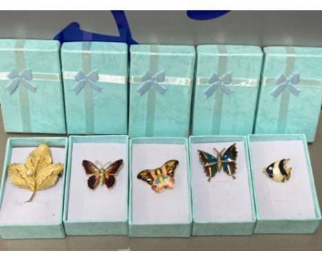 5x vintage brooches includes 3x enamel style butterfly’s &amp; 1x tropical fish, also includes gilt leaf with single Pearl br