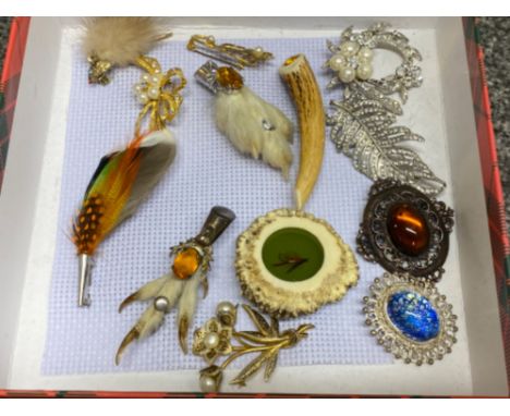 Total of 13 miscellaneous vintage brooches, mainly Scottish