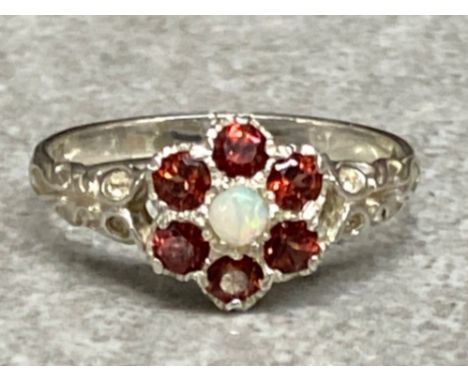 Silver, Garnet &amp; Opal ring, comprises of large centre Opal surrounded by 6x garnets, size T, 2.9g