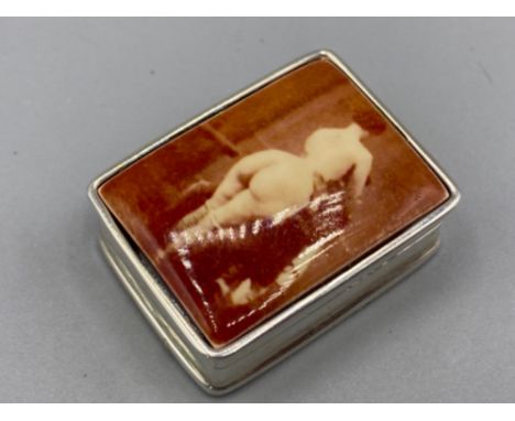 A silver pill box with nude enamel lidded panel, 20.1g