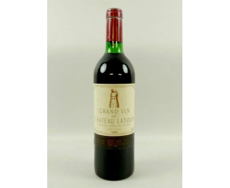 Vintage Wine: a bottle of Grand Vin de Chateau Latour, 1er Cru Classe, Pauillac, 1957, top shoulder, imported by the Chateau 