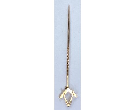 A yellow metal Masonic square and compass stick pin unmarked, tests as circa 9 carat, 1.1gm 