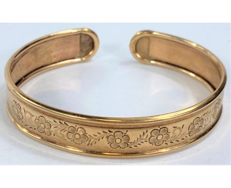 A floral chased 9 carat hallmarked gold bangle, 8.9gm 