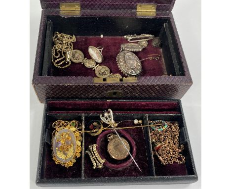 A selection of vintage and antique jewellery including silver brooches, Charles Horner silver pin with thistle finial, other 