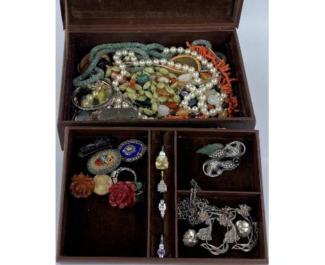 A selection of vintage costume jewellery in jewellery box including Bakelite brooches, other brooches and necklaces 