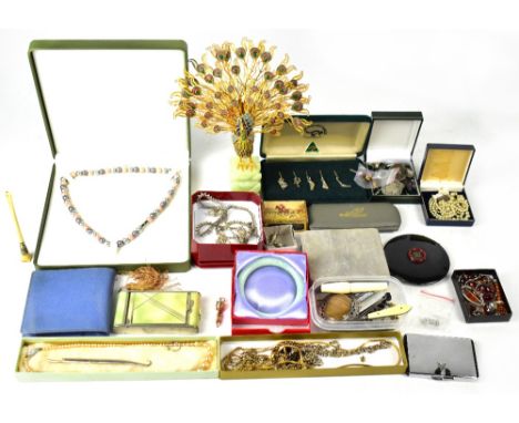 A small quantity of costume jewellery and compacts to include a silver gilt framed compact with marcasite centre, a 1930s cam