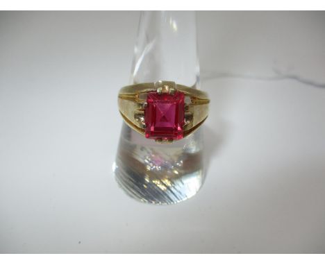 9ct Gold Red Stone Ring, Size P, 6.35g