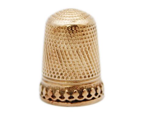 A rose gold (tests 14k) thimble with scalloped band. Length 20mm, 4.9g.