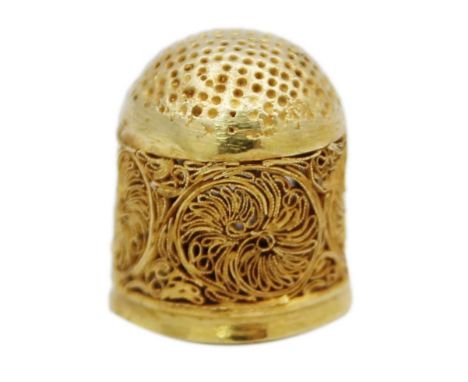 An 18th-century Eastern high-purity gold (tests 22k) filigree thimble. Of dumpy form with a fine filigree band, length 18mm, 