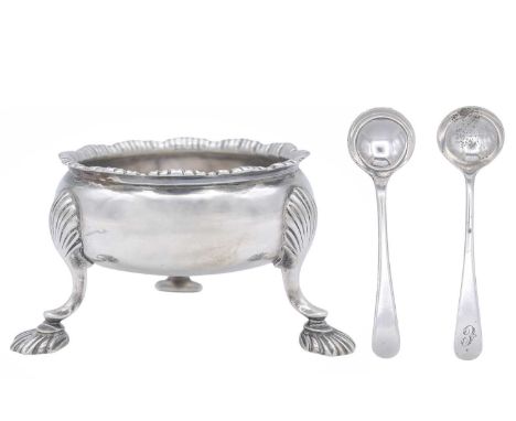 A George III silver circular salt, together with two salt spoons. Of a gadrooned form, supported by triple shell cast feet, h