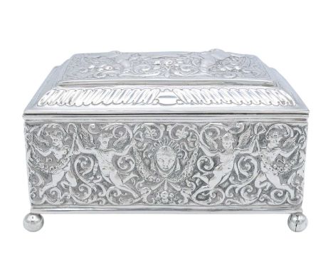 A good Victorian silver jewellery casket by Henry William Curry. London 1880, embossed metal work, decorated with cherubs, le