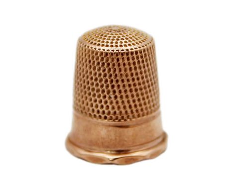 A George VI 9k rose gold thimble by James Swan & Son. Of plain form with faceted edge, Birmingham 1939, length 18mm, 3.7g.