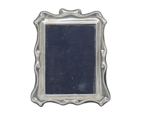 A modern silver mounted rectangular photograph frame. Sheffield 1989, 19 x 15.5cm overall.