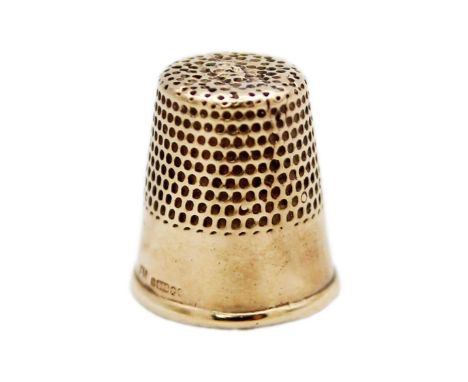 A 9k rose gold child's thimble. With makers mark FM, partial hallmark possibly Chester 1901, length 16mm, 5.2g.