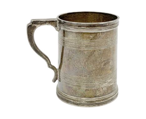 An Edwardian silver canister form mug by Josiah Williams & Co. Of plain cylindrical banded form, London 1910, height 8.5cm, 5