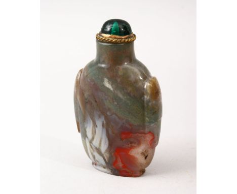 A GOOD 19TH CENTURY CHINESE HARDSTONE / JADE CARVED SNUFF BOTTLE, with a graduating natural effect, with hardstone stopper an