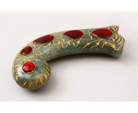 A GOOD EARLY 20TH CENTURY INDIAN MUGHAL CARVED JADE DAGGER KHANJAR HANDLE,the unusual carved handle with incised decoration w