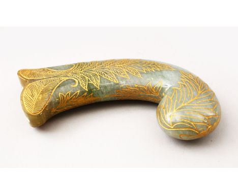 A GOOD EARLY 20TH CENTURY INDIAN MUGHAL CARVED JADE DAGGER KHANJAR HANDLE,the unusual carved handle with incised and gilded f