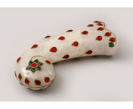 A GOOD EARLY 20TH CENTURY INDIAN MUGHAL CARVED JADE DAGGER KHANJAR HANDLE, the handle with inlaid wirework with red and green
