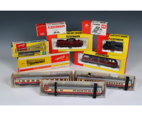 Vintage boxed Fleischmann HO gauge model railways comprising locomotives 4018, 4231, 4235, and coaches 5163, 5169, 5162, 1506