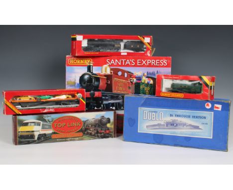 Vintage Hornby Dublo and Hornby Railways DA 455 DI through station, DA 454 DI footbridge, 4075 passenger brake van, 4084 subu