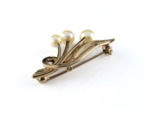 A 9ct yellow gold and pearl spray brooch set with three graduated cultured pearls, approx 3.5cm long, total gross weight appr