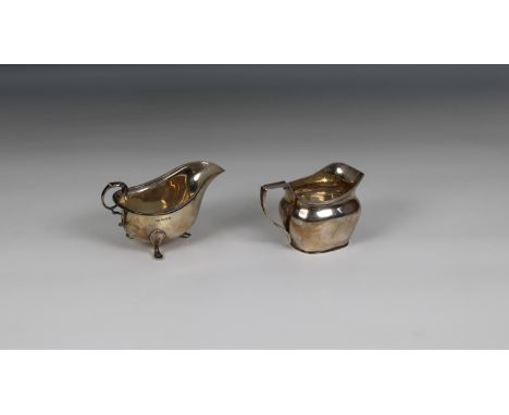 An Edwardian silver cream jug Deakin &amp; Francis Ltd, Birmingham, 1905, together with a silver sauce boat, weight 7.9 tr.oz