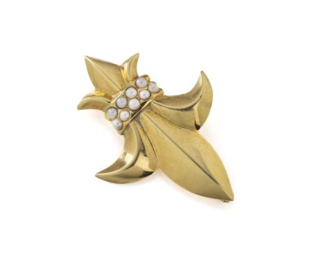 An early 20th century 18ct yellow gold and pearl fleur-de-lys brooch, set with a double-row of seed pearls, approx 5.5cm long