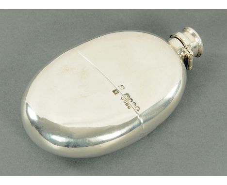 A Victorian silver hip flask, London 1869.  Height 12.5 cm (see illustration).   CONDITION REPORT:  The screw down cap seems 