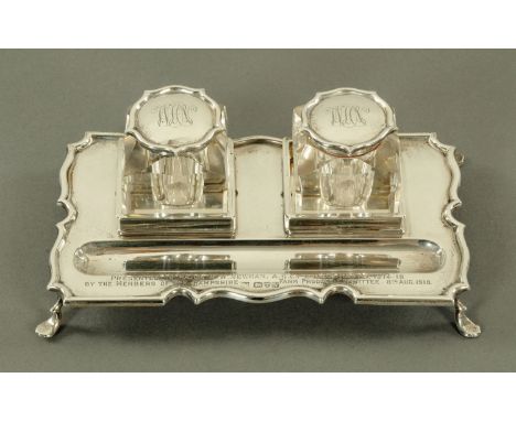 An Edwardian silver desk pen and inkwell stand, Chester 1913, with inscription to "Major W.H. Newham".  Length 19.5 cm (see i