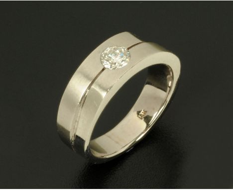 A 14 ct white gold gentleman's ring, set with a single diamond, stamped "14 k", size O.   CONDITION REPORT:  The shank has so