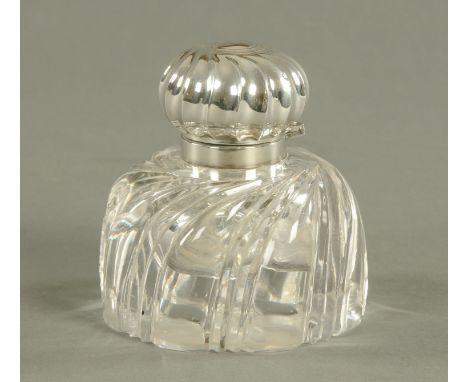 A glass inkwell with silver lid, Birmingham 1890.  Diameter 10 cm.    CONDITION REPORT:  The silver top is in good condition.