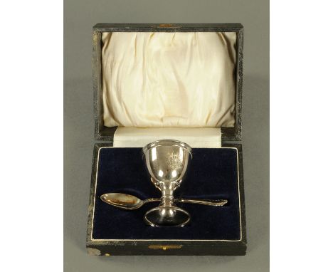 A silver christening set, egg cup and spoon, London 1921, cased. 