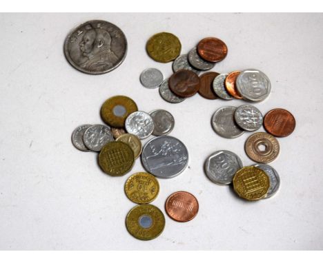 A small selection of currency, mostly American, together with several vintage New York City Transit Authority fare tokens and