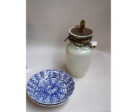 A mixed lot, inluding a ceramic lamp shade decorated with lizards, 35cmH, together with two large blue and white bowls