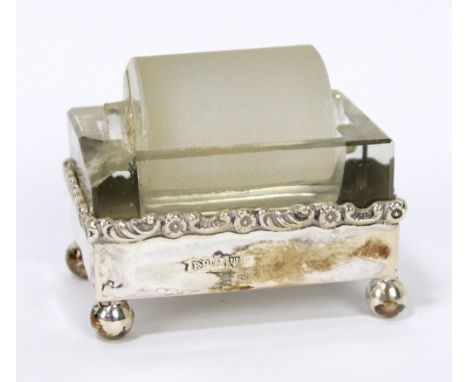 ROBERT PRINGLE &amp; SONS; an Edward VII hallmarked silver mounted clear glass stamp roller with cast rim and four ball feet,