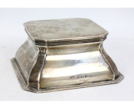 JOHN GRINSELL &amp; SONS; an Edward VII hallmarked silver inkwell of plain octagonal form with clear cut glass inset to base 