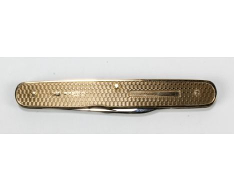 A 9ct yellow gold bodied engine turned decorated double bladed stainless steel pen knife, length 7.5cm.