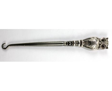 CRISFORD &amp; NORRIS; an Edward VII hallmarked silver handled steel shafted button hook with handle modelled as a double sid