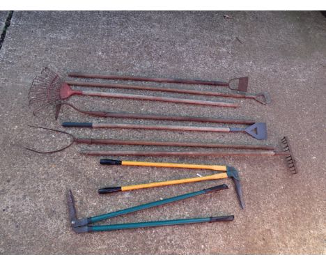 Garden tools to include hoes and edging shears etc&nbsp;