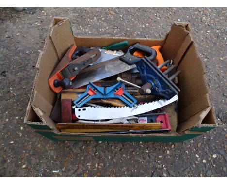 Tray of tools to include Record No51 junior bench vice and Dronfield No4 hand plane