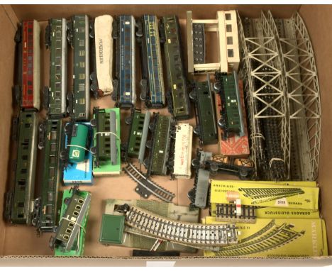 Marklin mixed rolling stock &amp; other items. To include various coaches, 4000 &amp; 4040 boxed coaches, 4644 BP tank wagon 